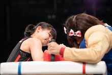 一気に勝負を決める我妻桃実（左）。