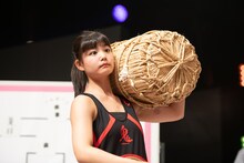 米俵をヒョイと担ぐ我妻桃実。