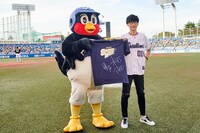 左からつば九郎、オーイシマサヨシ。