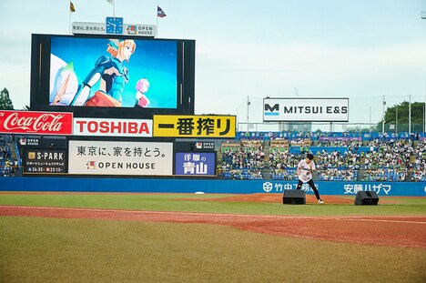 オーイシマサヨシによる「Hero」歌唱の様子。(写真提供:ポニーキャニオン)