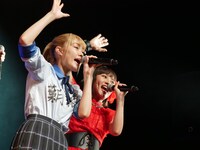 左から葉月結菜、堀くるみ。