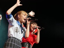 左から葉月結菜、堀くるみ。