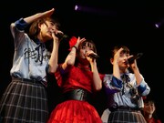 左から律月ひかる、清井咲希、伊達花彩。