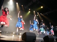 「おっしょい！」でコラボするばってん少女隊とTEAM SHACHI。