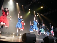 「おっしょい！」でコラボするばってん少女隊とTEAM SHACHI。