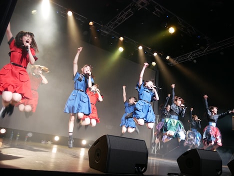 「おっしょい！」でコラボするばってん少女隊とTEAM SHACHI。