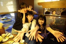 左から堀くるみ、律月ひかる、藤谷美海。