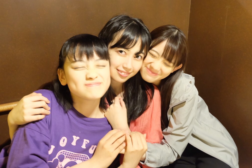 左から伊達花彩、彩木咲良、秋本帆華。