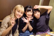 左から葉月結菜、春乃きいな、咲良菜緒。