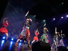 「抱きしめてアンセム」でコラボするTEAM SHACHIとたこやきレインボー。