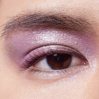 「ダズルシャドウ リキッド ラブ ユアセルフ」を使用したカイの目元。