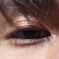 「ダズルシャドウ リキッド ビーム タイム」を使用したカイの目元。