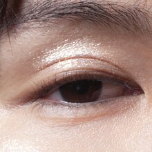 「ダズルシャドウ リキッド エブリ デイ イズ サンシャイン」を使用したカイの目元。