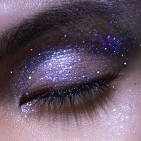 「ダズルシャドウ リキッド ダイヤモンド クランブルズ」を使用したカイの目元。