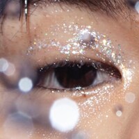 「ダズルシャドウ リキッド ノット アフレイド トゥ スパークル」を使用したカイの目元。