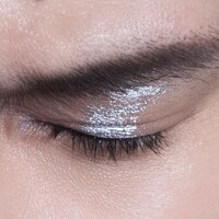 「ダズルシャドウ リキッド スターズ イン マイ アイズ」を使用したカイの目元。