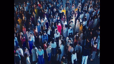 乃木坂46「夜明けまで強がらなくてもいい」ミュージックビデオのワンシーン。