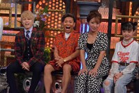 左から西川貴教、MICRO（HOME MADE 家族）、辻希美、Hinata。(c)読売テレビ
