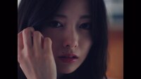 乃木坂46「夜明けまで強がらなくてもいい」ミュージックビデオのワンシーン。