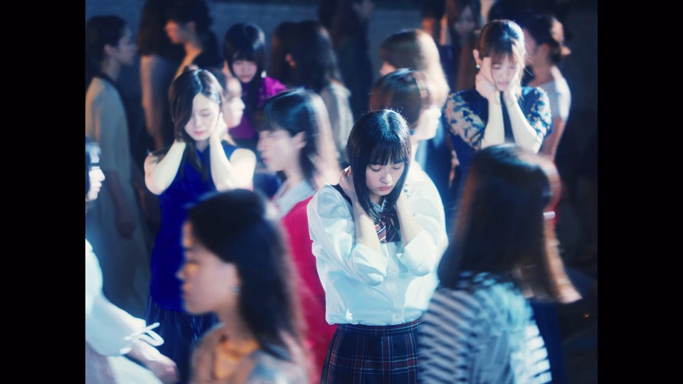 乃木坂46「夜明けまで強がらなくてもいい」ミュージックビデオのワンシーン。