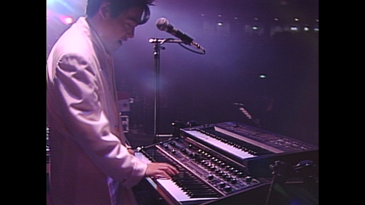 REBECCA「ライヴ・フィルム『REBECCA BLOND SAURUS TOUR' 89 in BIG EGG-Complete Edition-』（5.1chリマスター版）」のワンシーン。