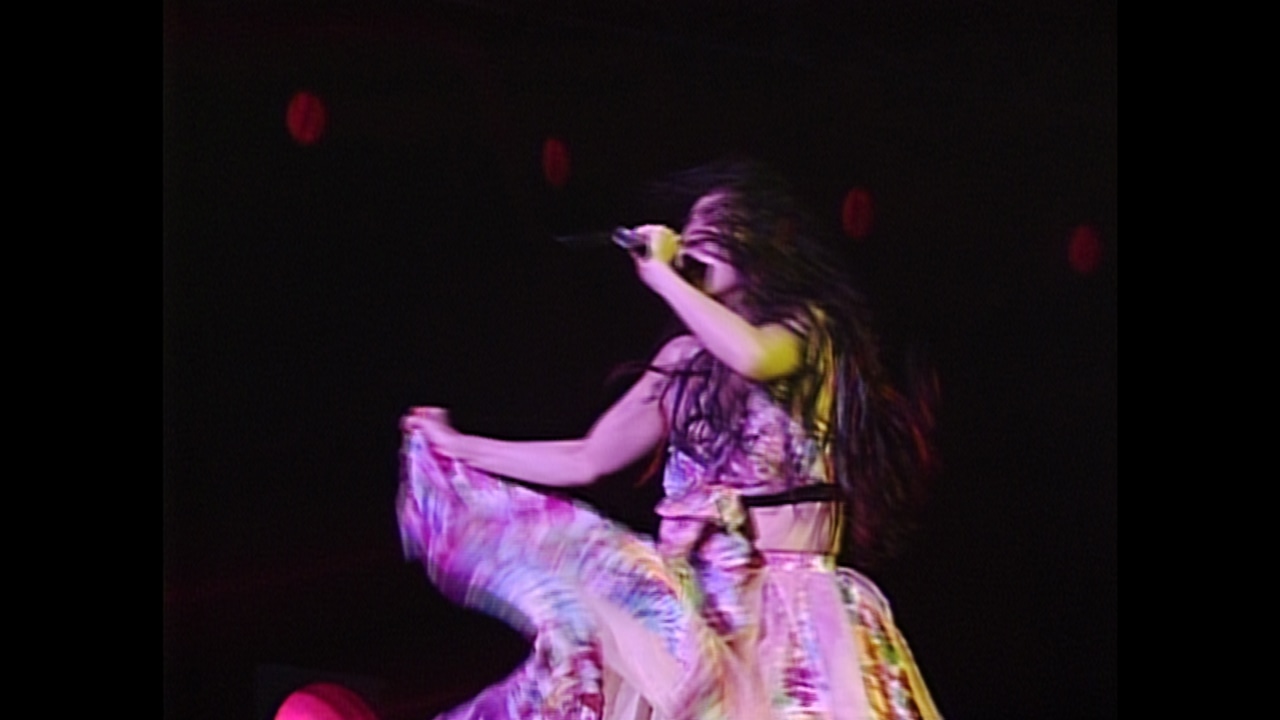 REBECCA「ライヴ・フィルム『REBECCA BLOND SAURUS TOUR' 89 in BIG EGG-Complete Edition-』（5.1chリマスター版）」のワンシーン。