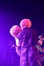 妖艶な絡みを見せるluzとMiA。（撮影：小松陽祐［ODD JOB］）