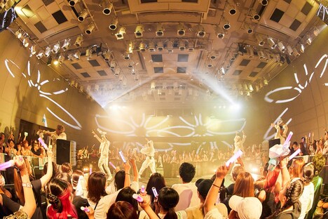 ちゃんみな2ndフルアルバム「Never Grow Up」リリース記念限定フリーライブの様子。（Photo by Hiroyuki Dozono）