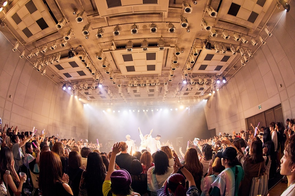 ちゃんみな2ndフルアルバム「Never Grow Up」リリース記念限定フリーライブの様子。（Photo by Hiroyuki Dozono）