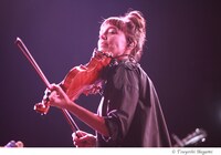 ネイラ・ペカレック（The Lumineers）（Photo by Tsuyoshi Ikegami）