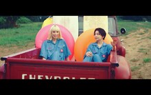 chelmico「Summer day」ミュージックビデオのワンシーン。