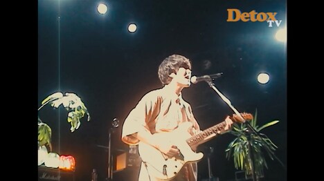 Mom「6 + 卒業」MVのワンシーン。