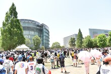 眉村ちあきによるライブの様子。