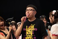 高速ベロを披露するイジリー岡田。