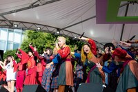 「WACK is BEAUTiFUL（this is love song）」を披露するWACK全メンバー。