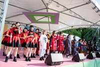 「WACK is BEAUTiFUL（this is love song）」を披露するWACK全メンバー。