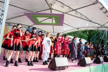 「WACK is BEAUTiFUL（this is love song）」を披露するWACK全メンバー。