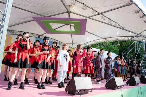 「WACK is BEAUTiFUL（this is love song）」を披露するWACK全メンバー。