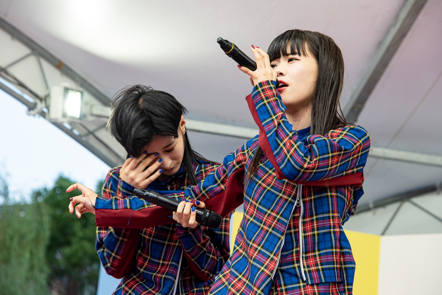 左からリンリン、アイナ・ジ・エンド（BiSH）