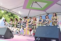 フィロソフィーのダンとprediaによるコラボステージの様子。