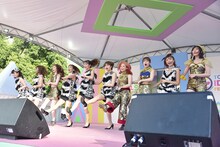 フィロソフィーのダンとprediaによるコラボステージの様子。