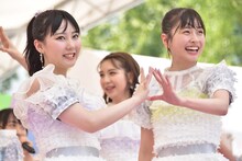 左からHKT48の田中美久、松岡はな。
