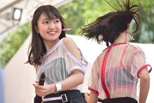 エアギターを弾くBEYOOOOONDSの島倉りか（左）。