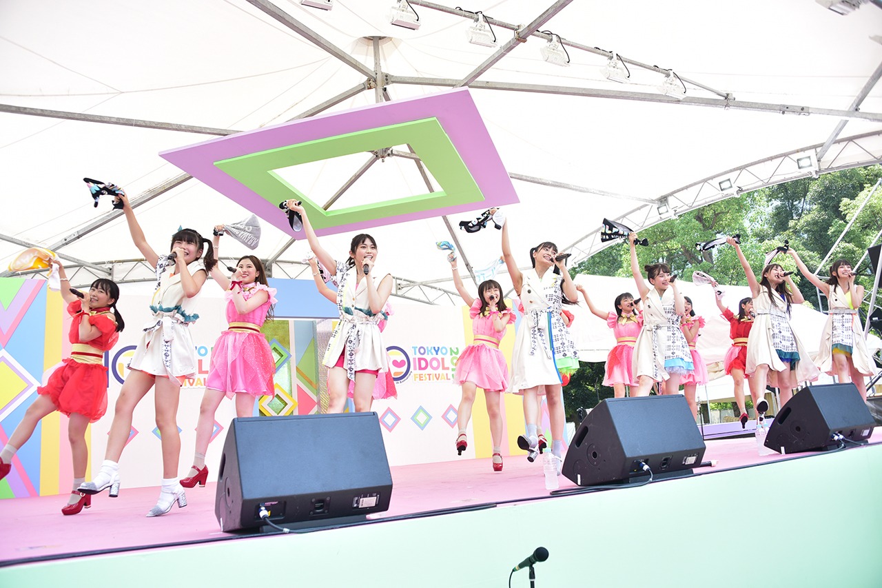 アップアップガールズ（2）とマジカル・パンチラインによるコラボステージの様子。
