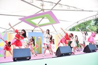 アップアップガールズ（2）とマジカル・パンチラインによるコラボステージの様子。