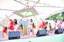 アップアップガールズ（2）とマジカル・パンチラインによるコラボステージの様子。