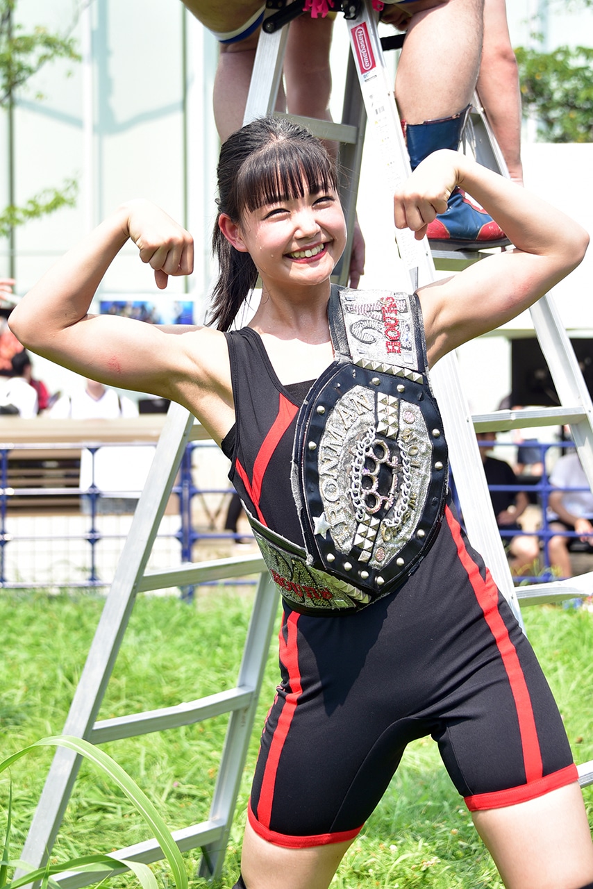 「TIF2019 x DDT路上プロレス」で勝利した我妻桃実（ハコイリ▽ムスメ）。