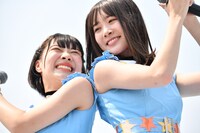 虹のコンキスタドールの的場華鈴、鶴見萌（左から）。