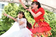 左から新井ひとみ（東京女子流）、坂井仁香（ときめき▽宣伝部）。