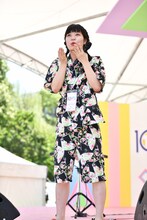 客席に向かって何度も投げキッスする眉村ちあき。